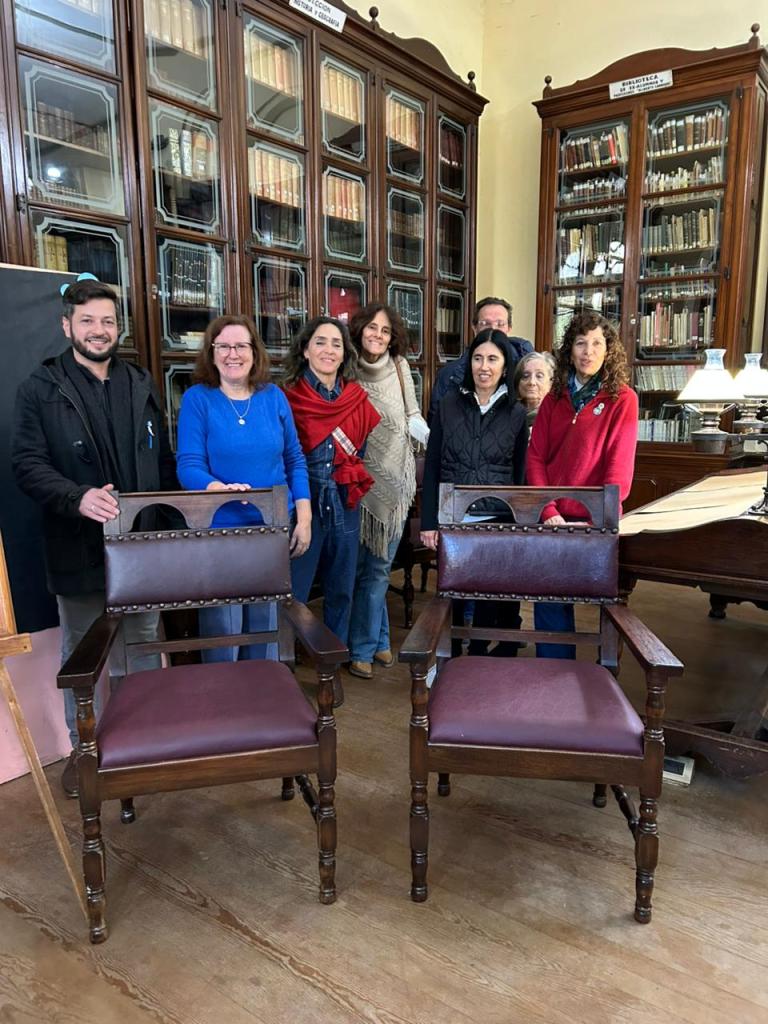 La Asociación de Ex Alumnos impulsa la recuperación del mobiliario de la Biblioteca Alberto Larroque